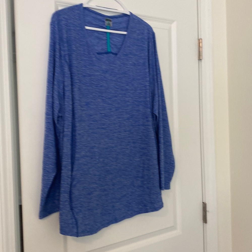 Long sleeve v-neck athletic top. Has zippered pockets